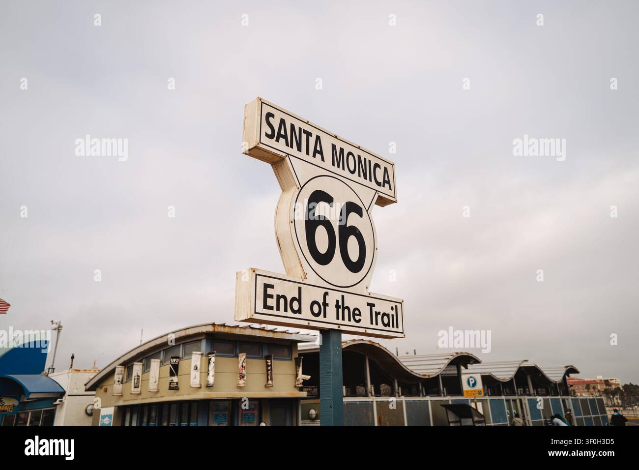 Insegna "Fine del Percorso" della Route 66 a Santa Monica, California Foto Stock