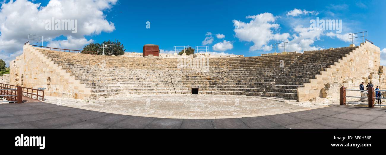 Vista panoramica ad ampio angolo dell'Odeon romano antico parzialmente restaurato nel sito archeologico di Kourion vicino a Episkopi, distretto di Limassol, Cipro. Foto Stock