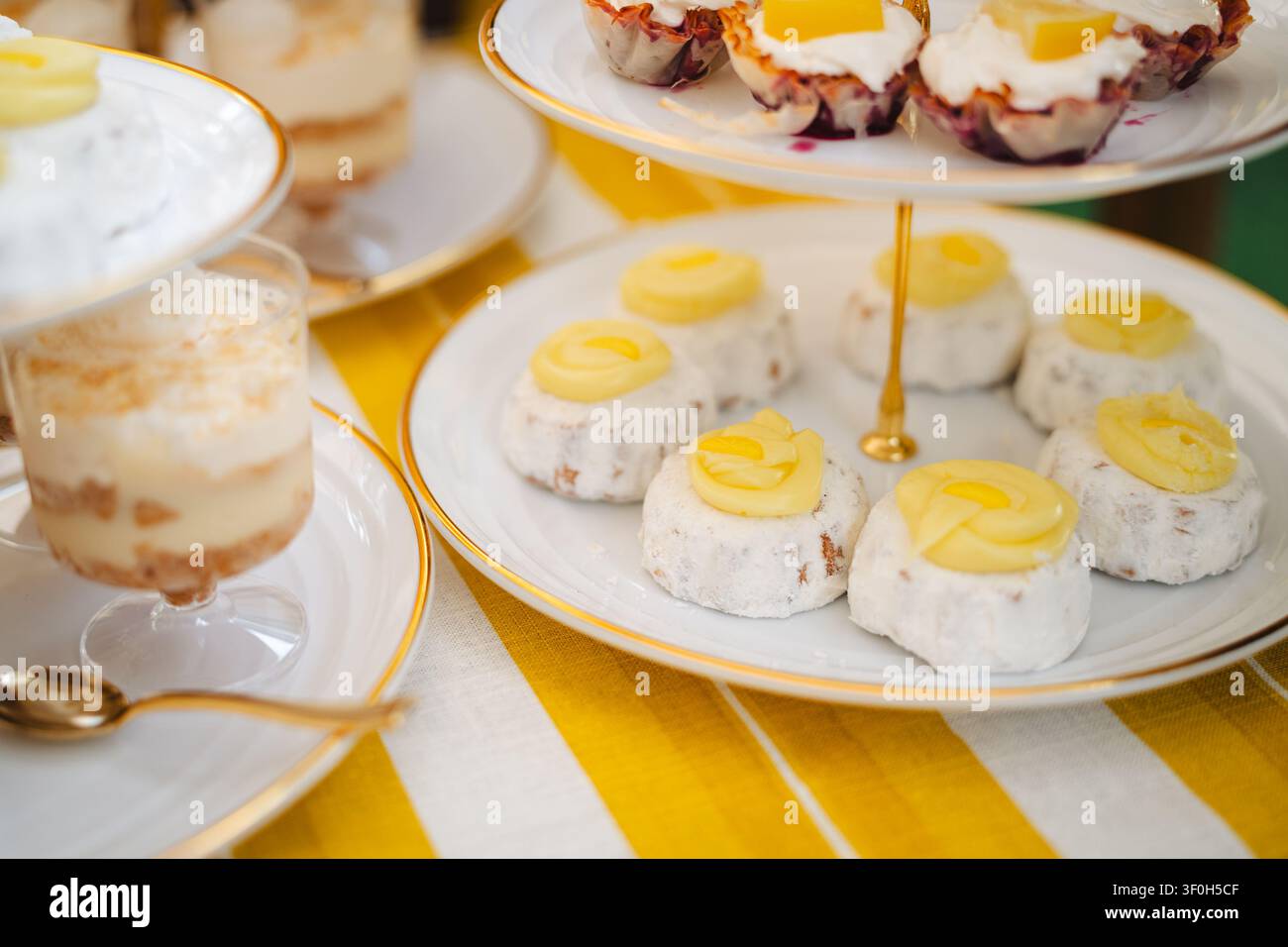 Desserti al limone su supporto a più livelli a una festa in giardino Foto Stock
