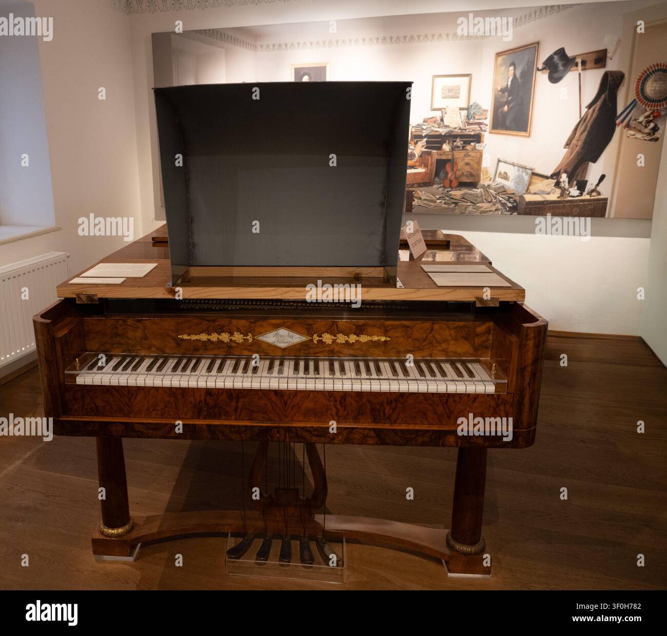 Fortepiano di Beethoven al Wien Beethoven Museum con dispositivo per catturare e amplificare il suono Foto Stock
