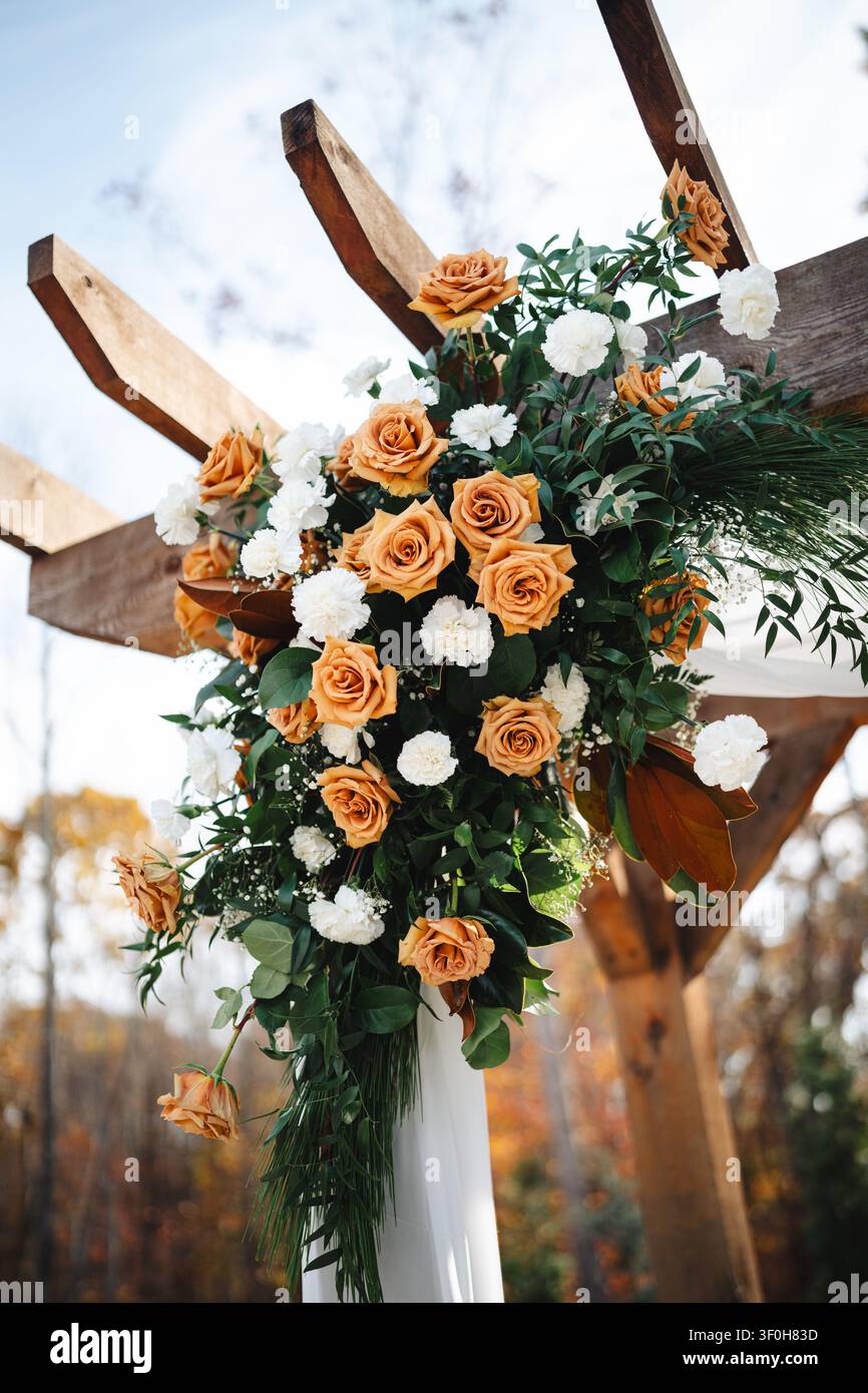 Composizione floreale per un matrimonio autunnale su pergola in legno Foto Stock