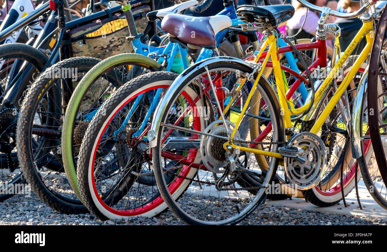 Il parcheggio delle biciclette è stretto durante la celebrazione del 4 luglio nel parco cittadino di Montrose, Colorado. Foto Stock