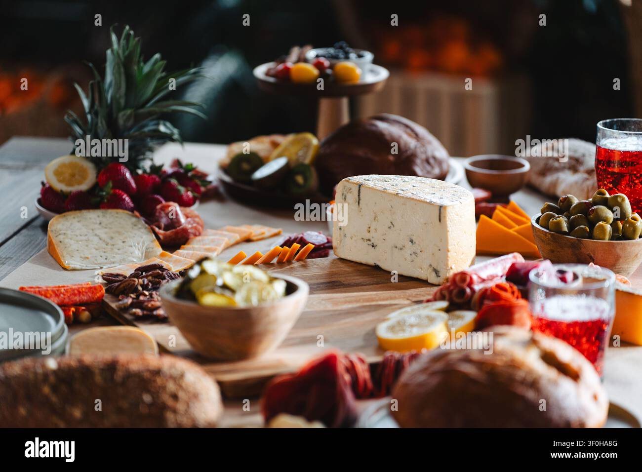 Tavola da gourmet con formaggi assortiti, frutta e snack Foto Stock