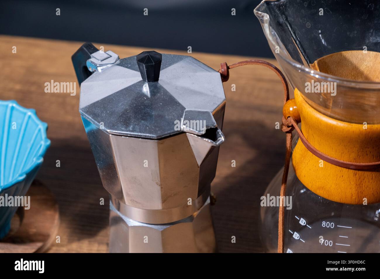 Prima vista di una classica moka che prepara caffè espresso fresco su un fornello Foto Stock