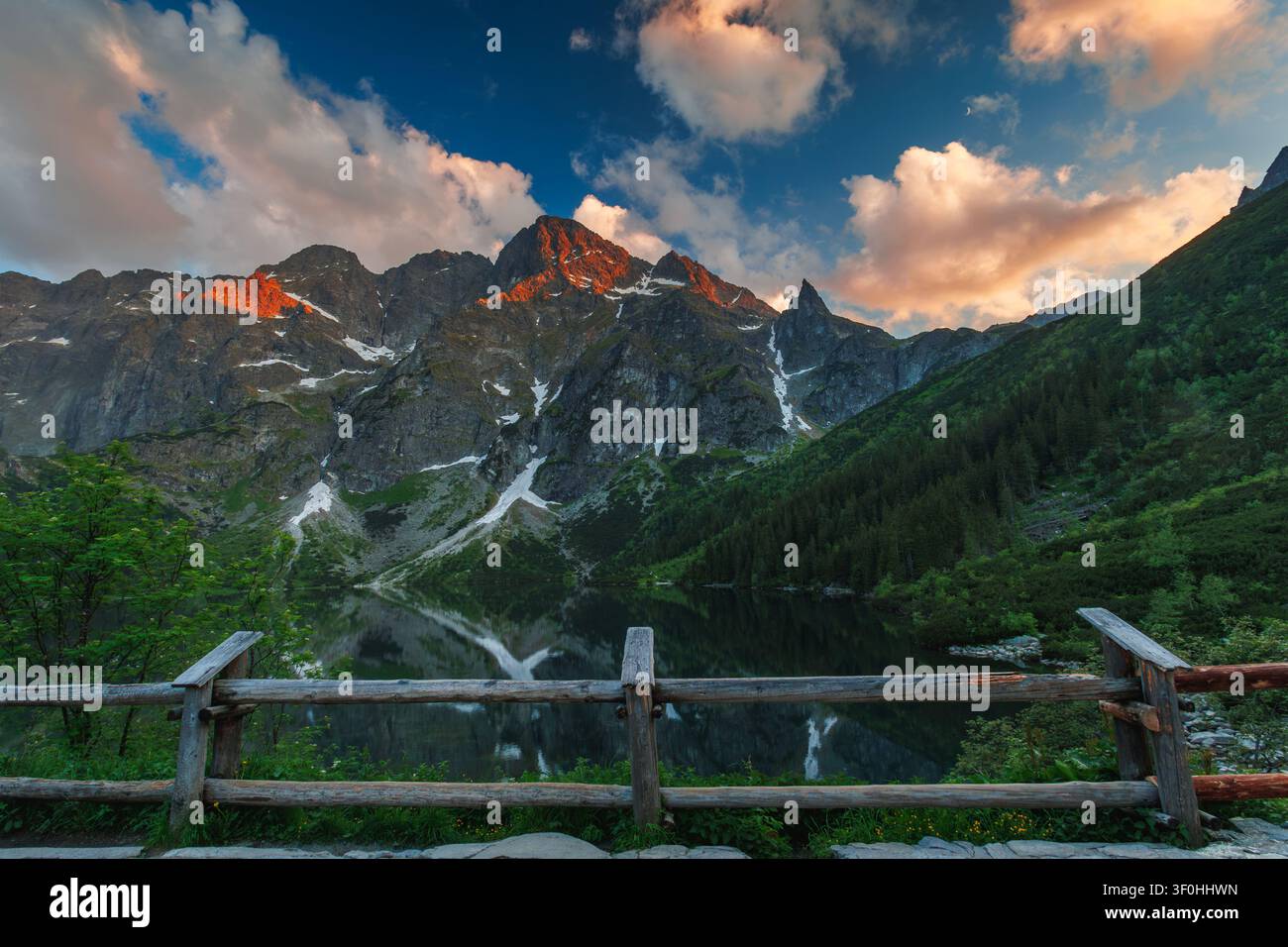 Parco Nazionale dei Tatri, Polonia. Famoso lago di montagna Morskie Oko o lago Sea Eye nella luce dorata della sera Foto Stock