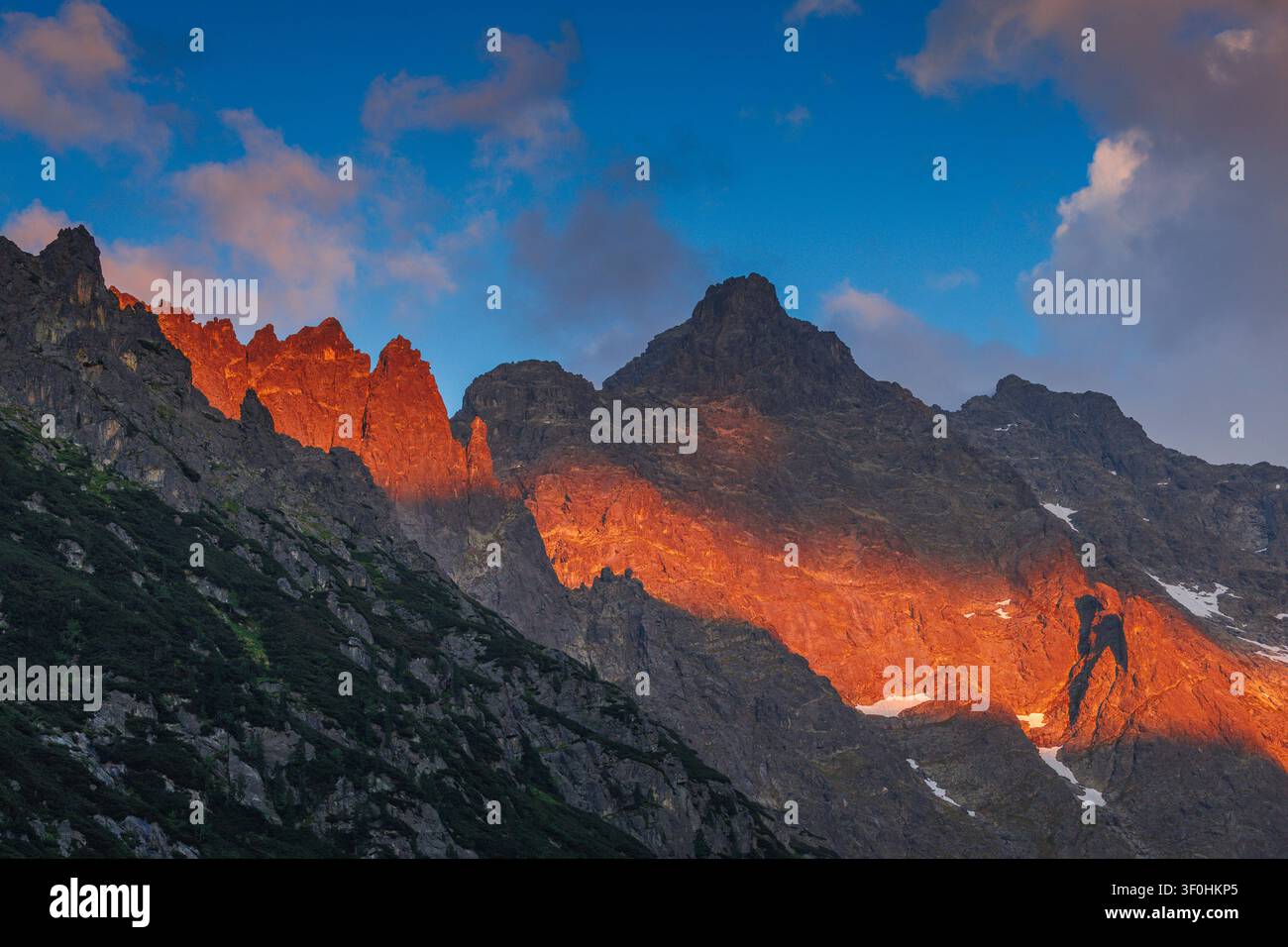 Parco Nazionale dei Tatra, Polonia. Montagne famose vicino al lago Morskie Oko o lago Sea Eye nella luce dorata della sera Foto Stock