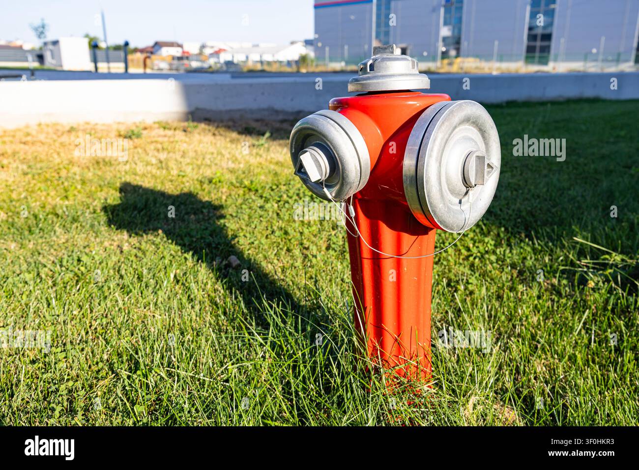 Sistema antincendio cittadino con idrante su prato verde. Foto Stock