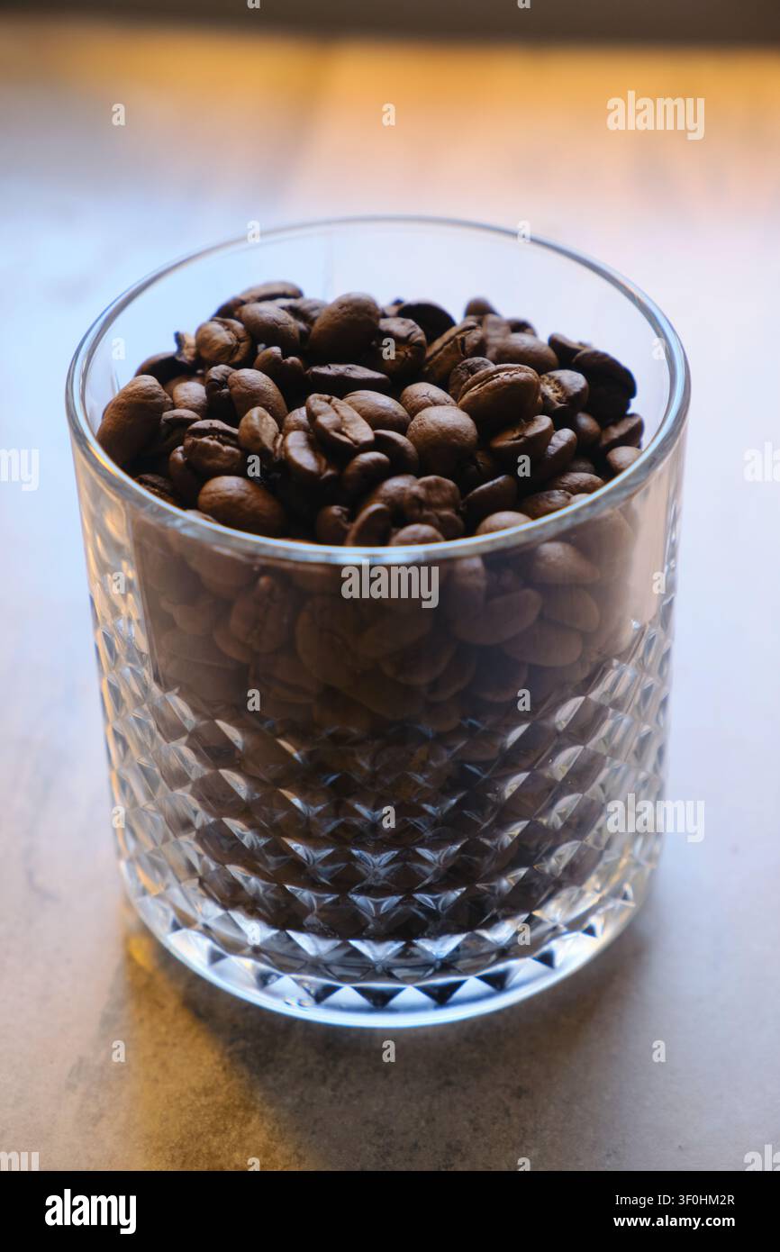 Prima vista di chicchi di caffè artigianali tostati Foto Stock