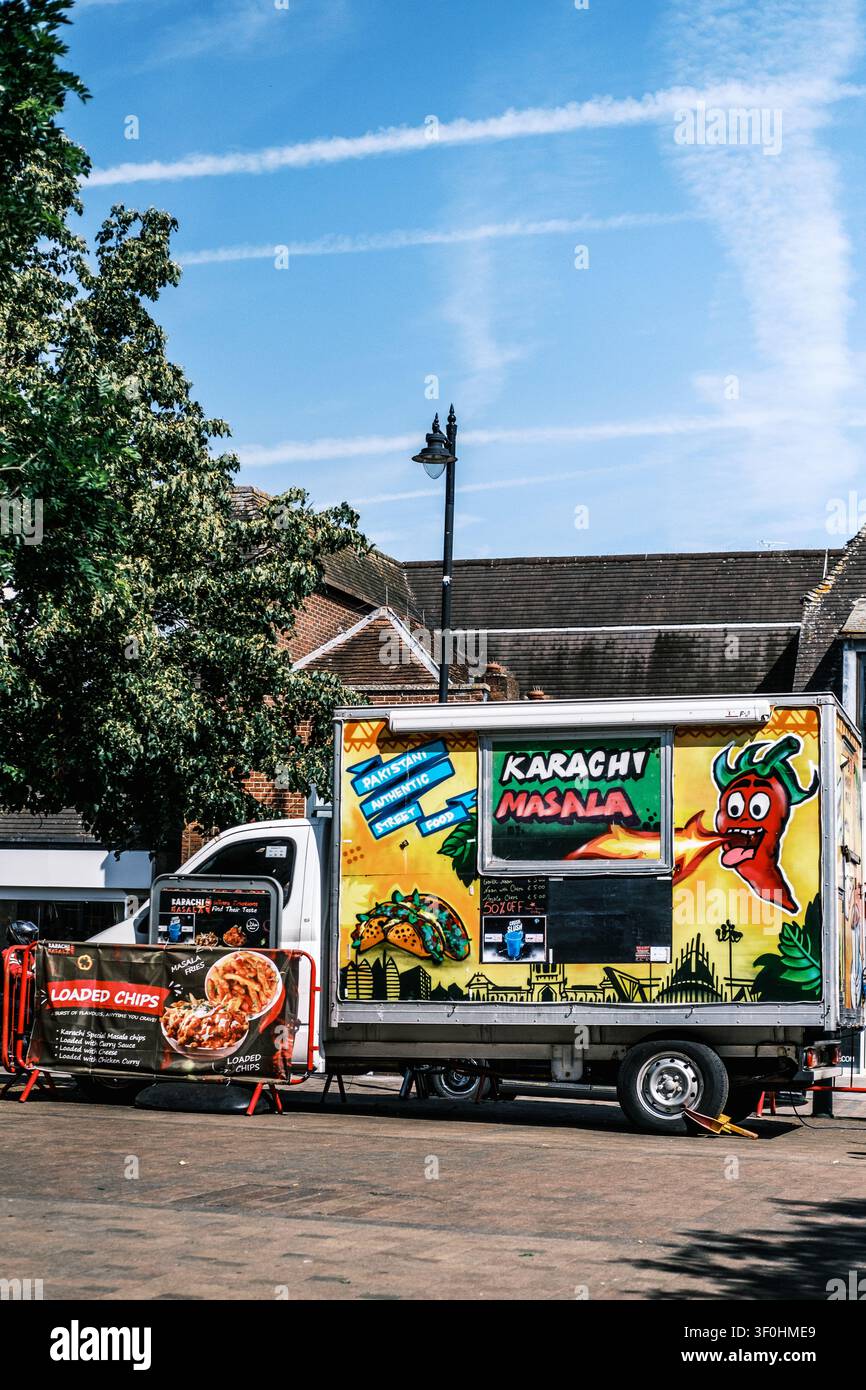 Epsom Londra UK, 22 giugno 2026, Un vivace chiosco alimentare indiano pop-up che serve autentico cibo da strada Foto Stock