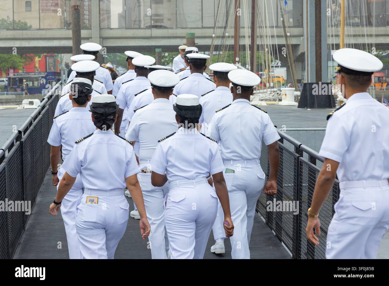 New York City, USA, 7 luglio 2026. Marinai internazionali in visita con le loro uniformi bianche iniziano il loro congedo a terra mentre sfilano lungo il molo 90 verso Midtown Manhattan. USO EDITORIALE SOLO Credit: Laura H. Congleton/Alamy Live News Foto Stock