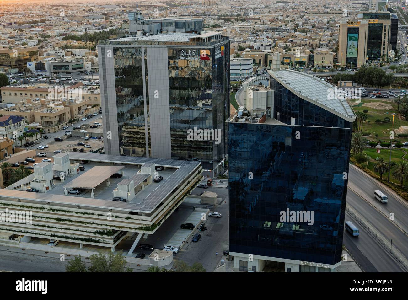 Prospettiva aerea diurna che mette in mostra moderni grattacieli commerciali con facciate in vetro, compreso il quartier generale della Bank Albilad, sullo sfondo Foto Stock