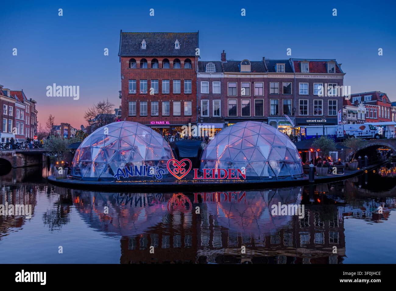 Leida, Paesi Bassi - 13 dicembre 2025: Splendido paesaggio urbano nel centro di Leida al tramonto, Paesi Bassi Foto Stock