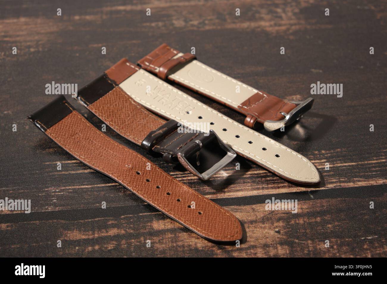 Primo piano di cinturini per orologi in pelle genuina premium con cuciture dettagliate Foto Stock