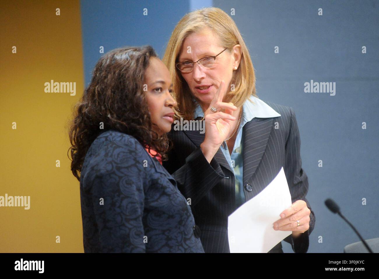 Sindaco Pro Tem Sheryl Cole (l) e Laura Morrison il 1° marzo 2011. Foto Stock