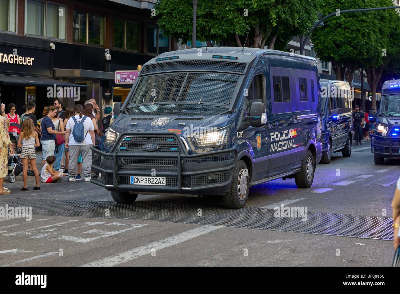 Furgoni della polizia che garantiscono la sicurezza durante la parata del pride nel centro città. Valencia, Spagna - 20 giugno 2026. Foto Stock
