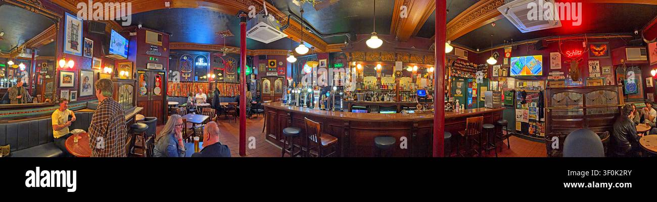 Interno panoramico del pub The Phoenix su Nethergate, Dundee, che mostra il suo tradizionale bancone in legno, i clienti e il carattere storico Foto Stock