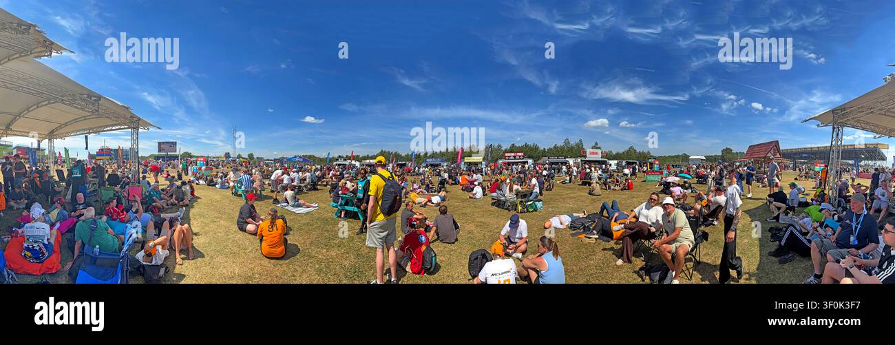 La folla si rilassa nella Fanzone di Silverstone durante il Gran Premio di Gran Bretagna di Formula 1, Silverstone Circuit, Northamptonshire, Inghilterra, Regno Unito Foto Stock