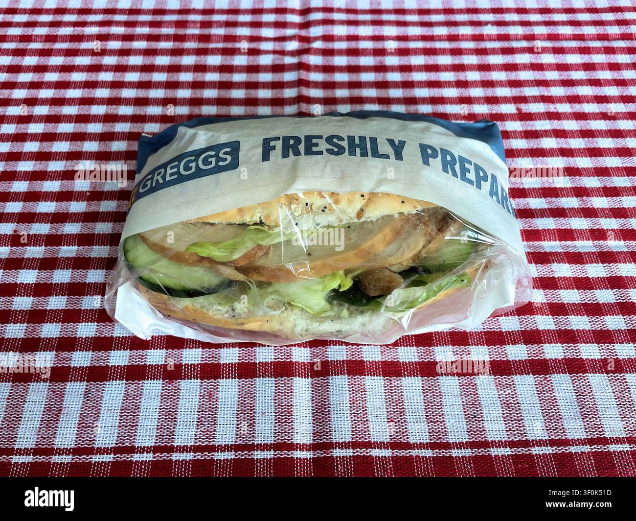 Pollo fresco da asporto e involtino di insalata di Greggs the Baker da mangiare a casa, Regno Unito - Immagine stock catturata con smartphone