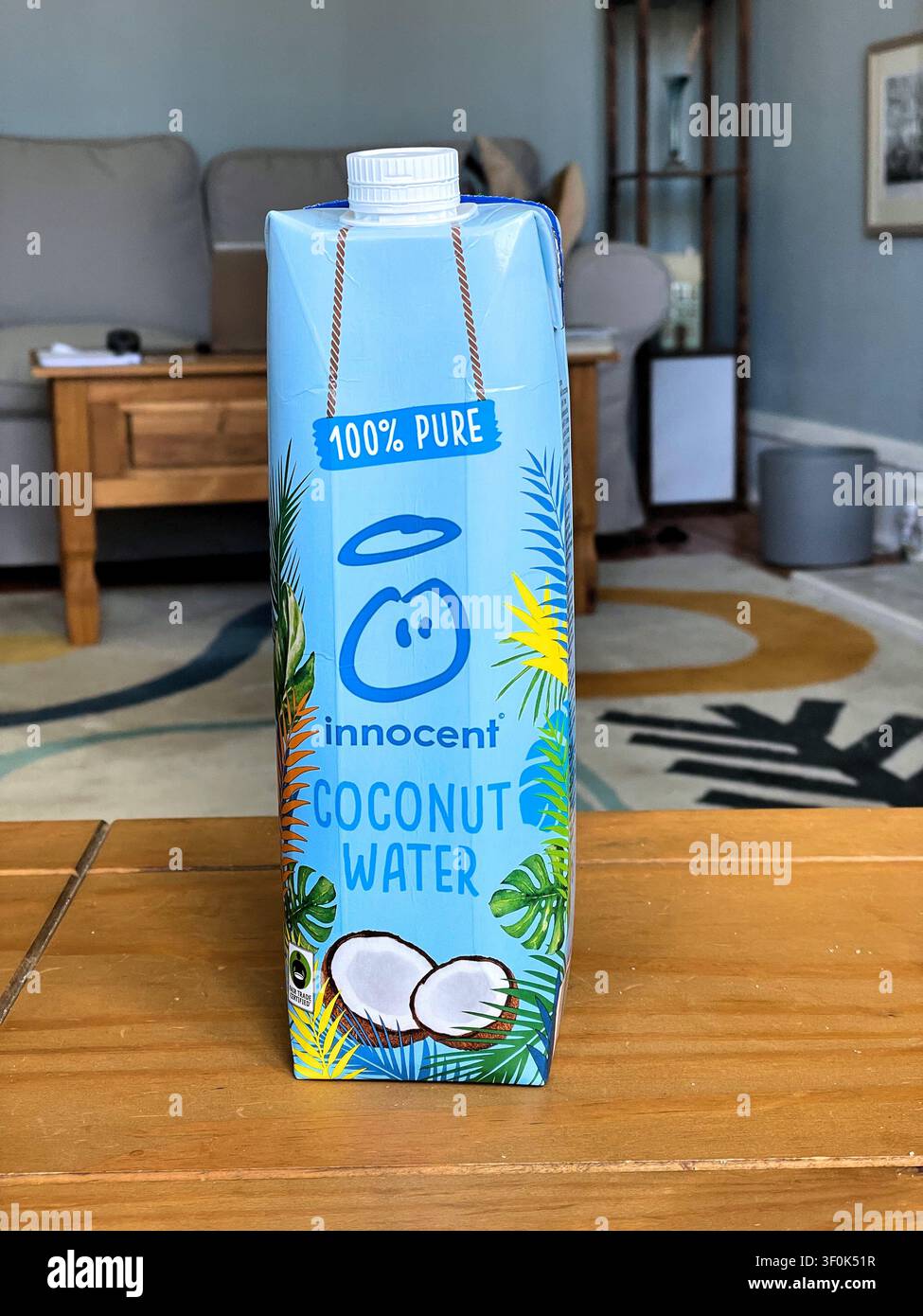 Una confezione di acqua di cocco pura al 100% di Innocent - Immagine stock catturata con smartphone