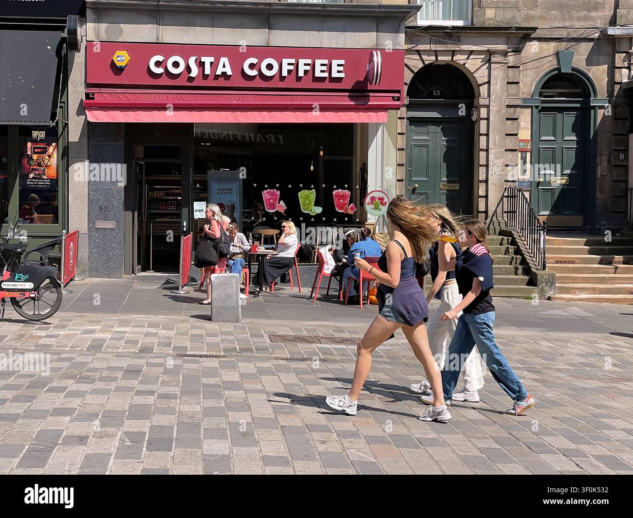 Filiale Costa Coffee, Castle Street, Edimburgo, Scozia - Immagine stock catturata con smartphone