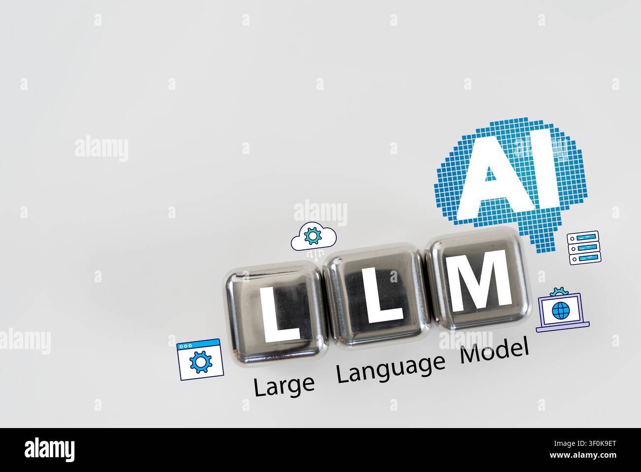 Blocchi di lettere metallici LLM con grafica AI e icone tecnologiche, che illustrano modelli di linguaggio a grande scala, apprendimento automatico, automazione, cloud computing e Foto Stock