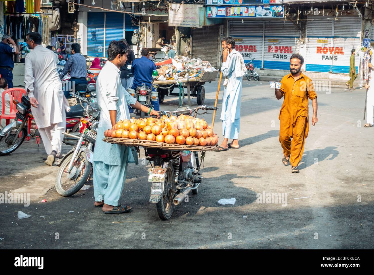 28 settembre 2018, Faisalabad, Pakistan: venditore di prodotti agricoli che vende verdure e alimenti freschi in un mercato cittadino Foto Stock