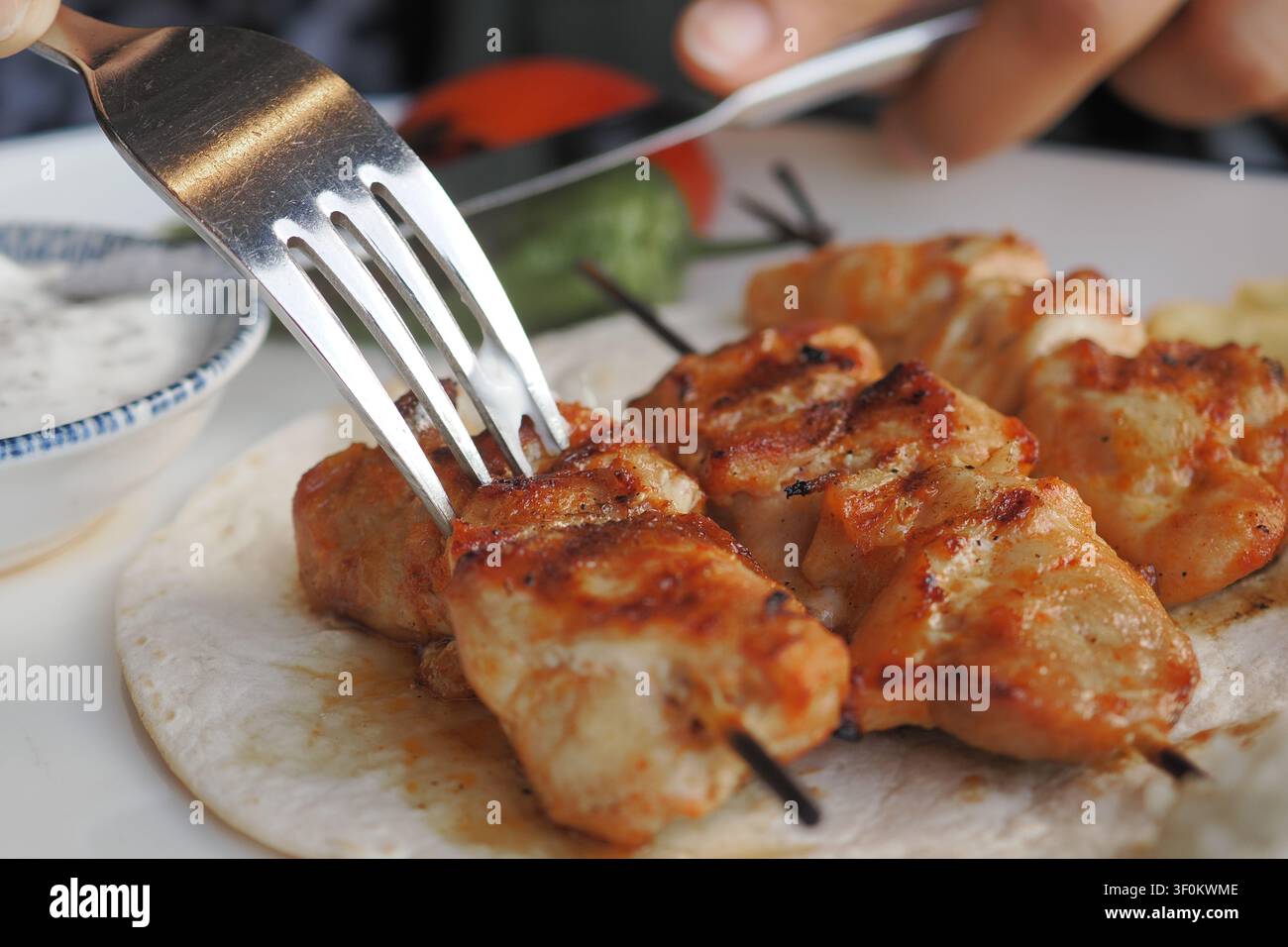 Deliziose spiedini di pollo su una tortilla calda deliziano Foto Stock