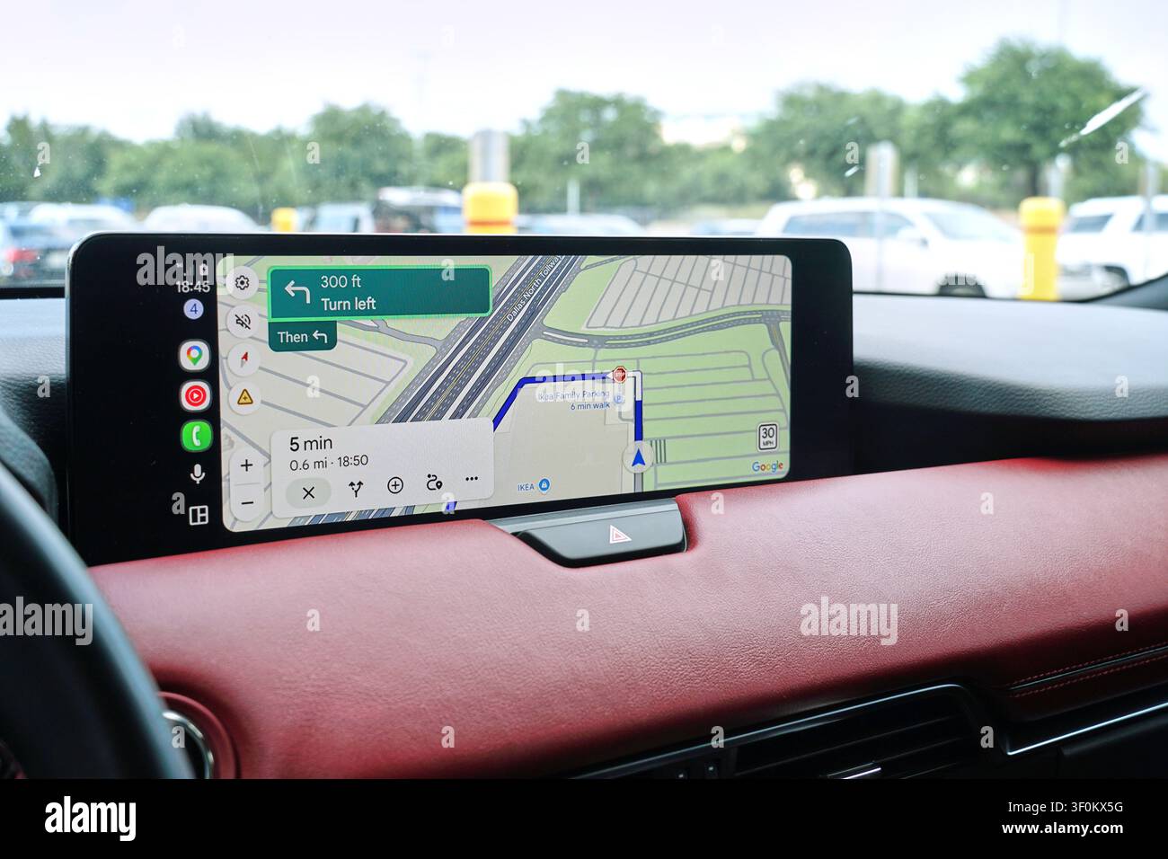 PLANO, TX, USA - 06 LUGLIO 2026: L'interno di una Mazda CX-7 PHEV presenta un display di navigazione dettagliato che mostra un percorso verso IKEA. La Mazda CX-7 è una Foto Stock