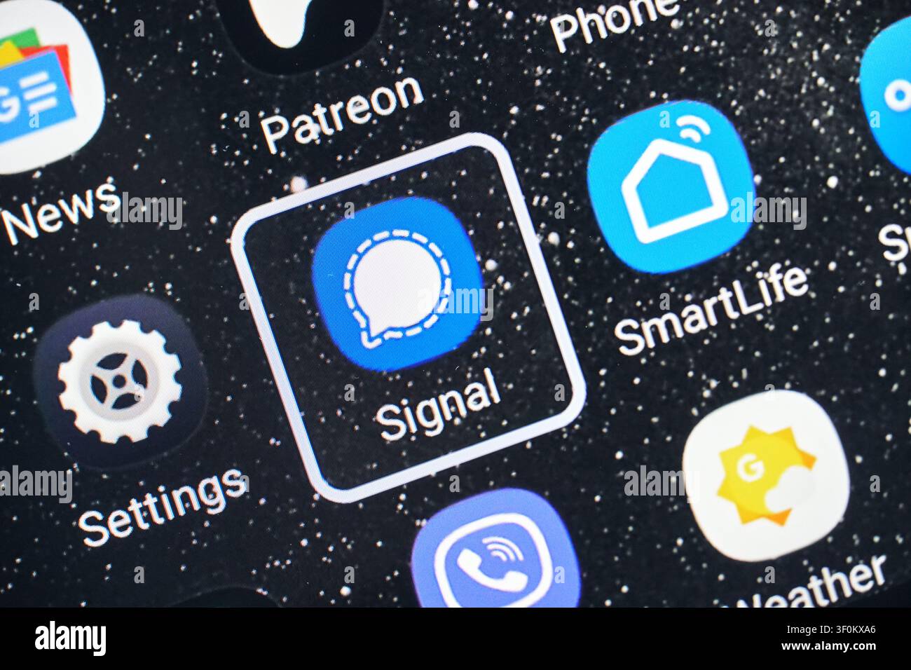 PLANO, TX, USA - 06 LUGLIO 2026: Vista ravvicinata dello schermo di uno smartphone con varie icone di app come Signal, Patreon e SmartLife su uno Foto Stock