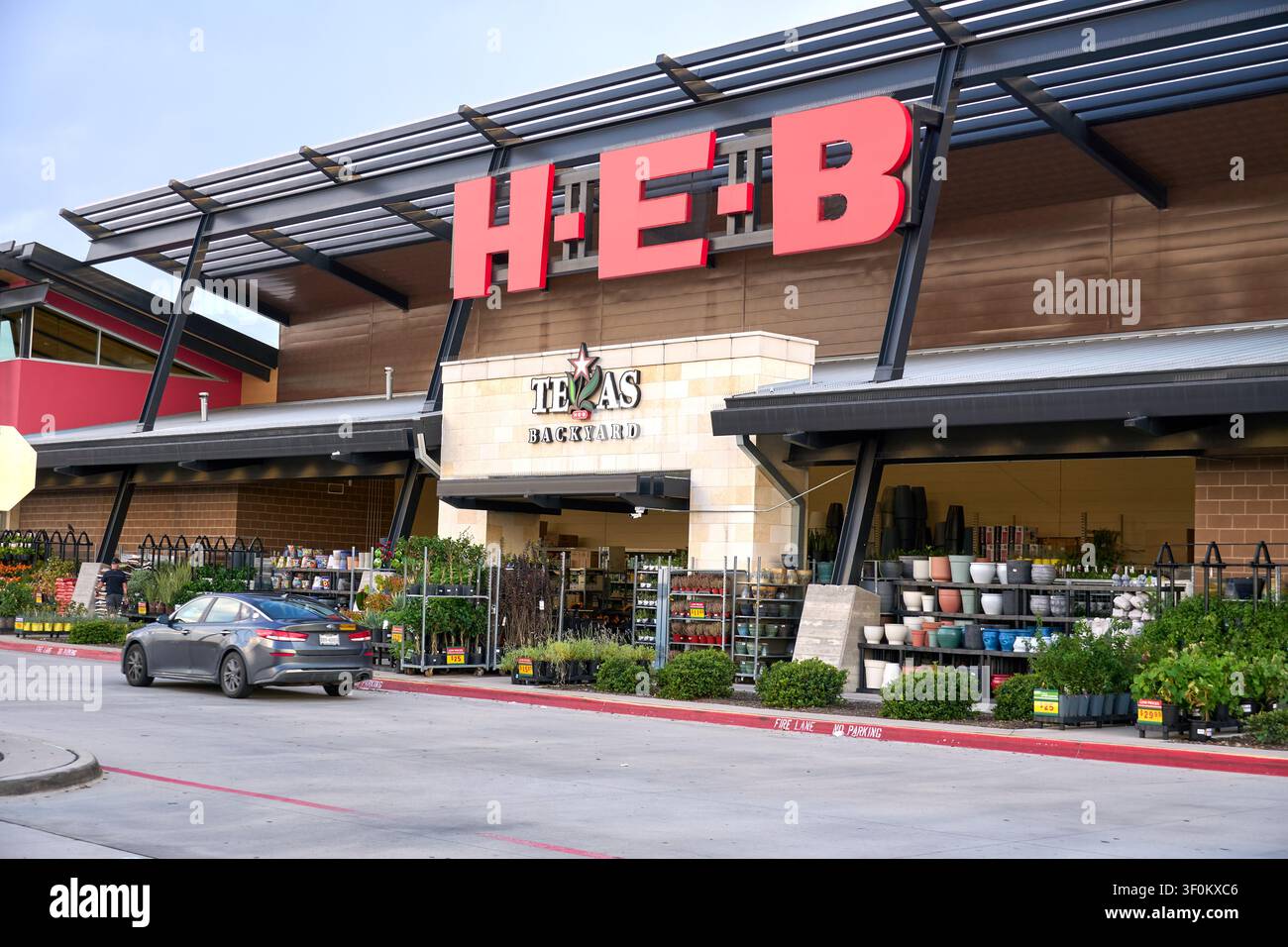 PLANO, TX, USA - 6 LUGLIO 2026: L'esterno di un supermercato H-E-B mostra la sua sezione Texas Backyard piena di piante e vasi. H-E-B è un bene Foto Stock