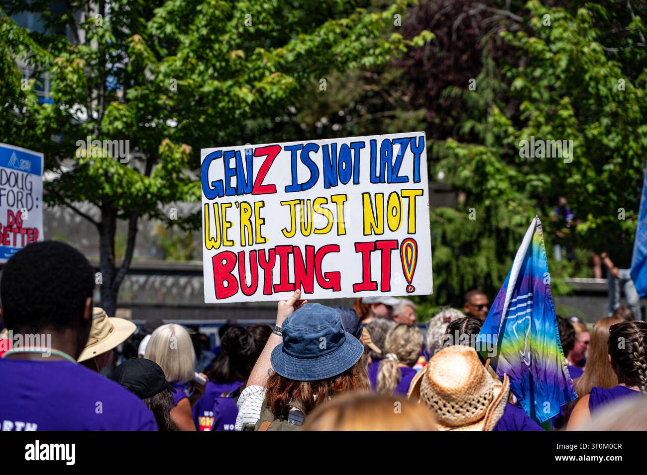 Protestatore che tiene un cartello con un messaggio della generazione Z durante una manifestazione pubblica. Toronto, Canada - 8 luglio 2026. Foto Stock