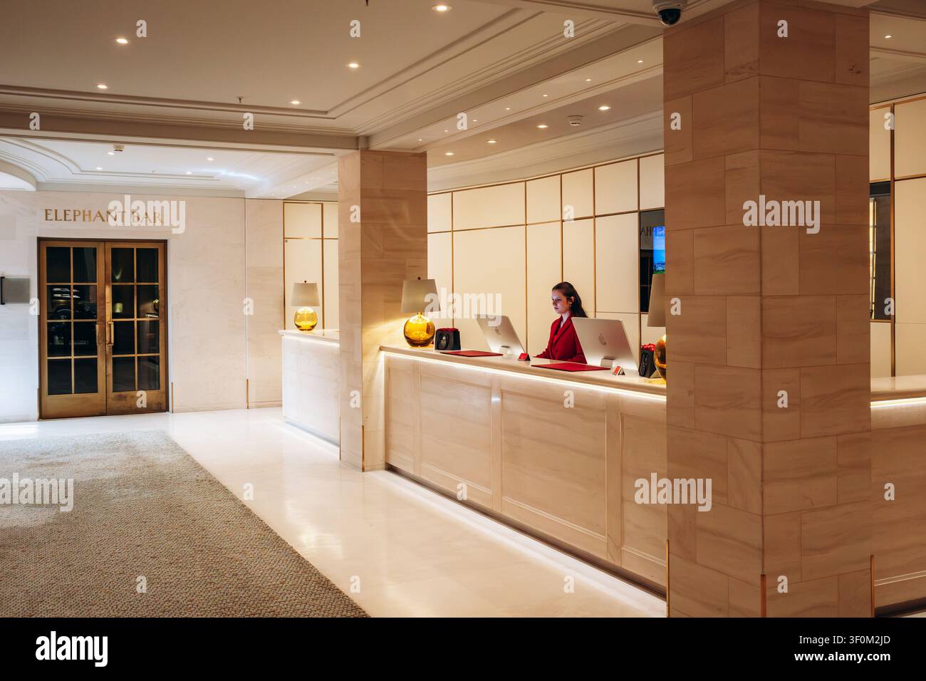 Berlino, Germania - 23 aprile 2026: Area della reception dell'Hotel Adlon Kempinski Berlin con ingresso all'Elephant Bar. Foto Stock