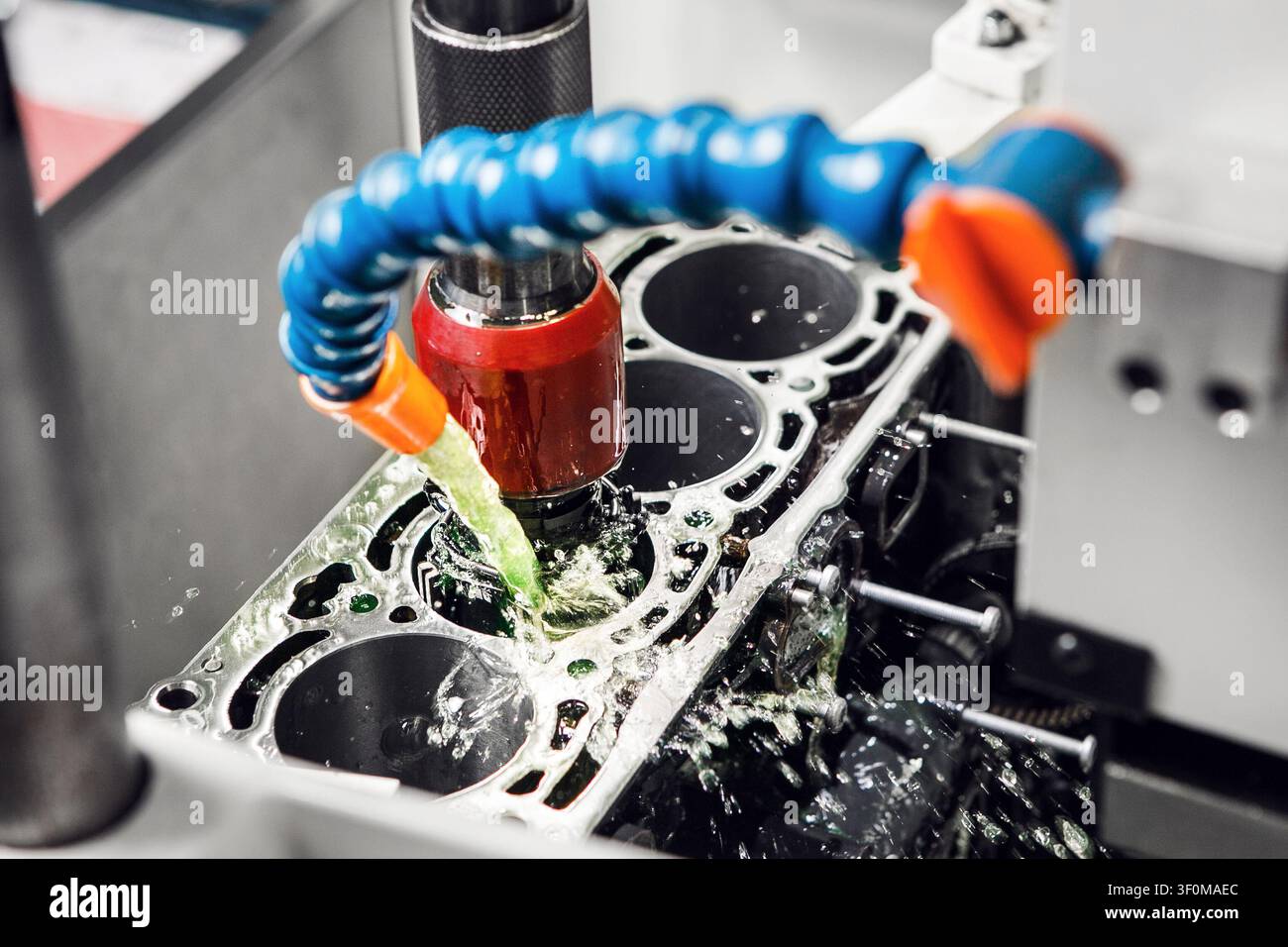 Lavoro della macchina per levigatura cilindri. Foratura diamantata dei dettagli dell'auto su una macchina CNC. Foto Stock
