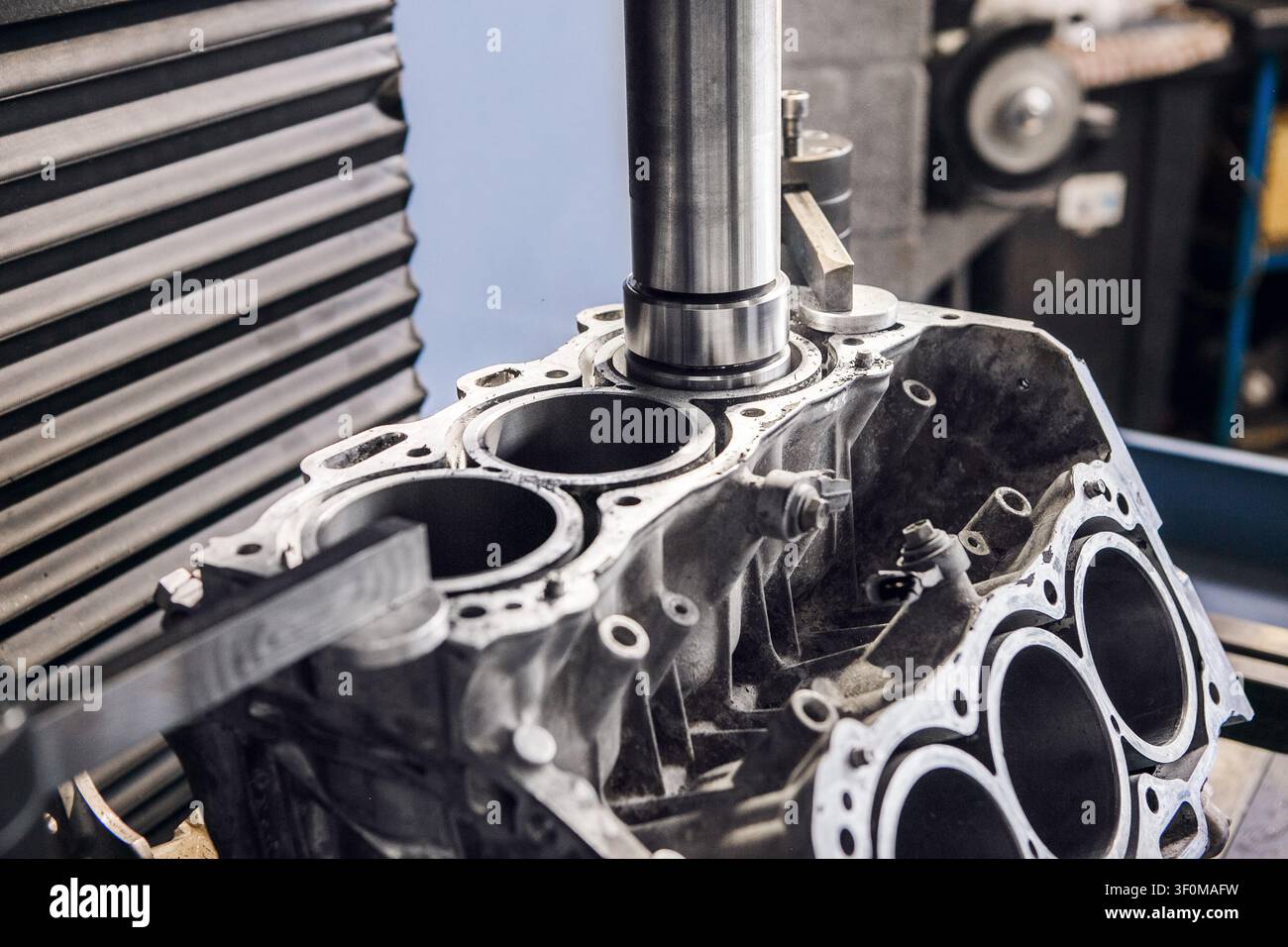 Alesaggio automatico dei cilindri del motore sulla macchina con controllo numerico computerizzato. Riparazione ed eliminazione del punteggio del motore. Foto Stock