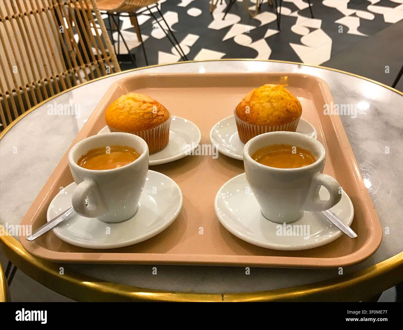 Due tazze di caffè con muffin su un vassoio. Foto Stock