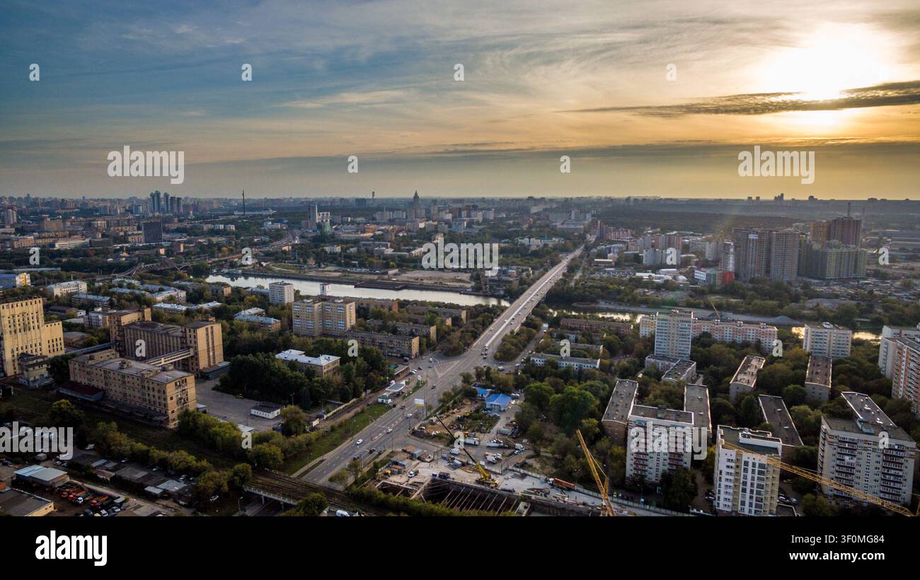 Panorama aereo grandangolare dei quartieri residenziali settentrionali di Mosca catturato da alta quota, che mostra blocchi di appartamenti dell'era sovietica, una多车道 Foto Stock