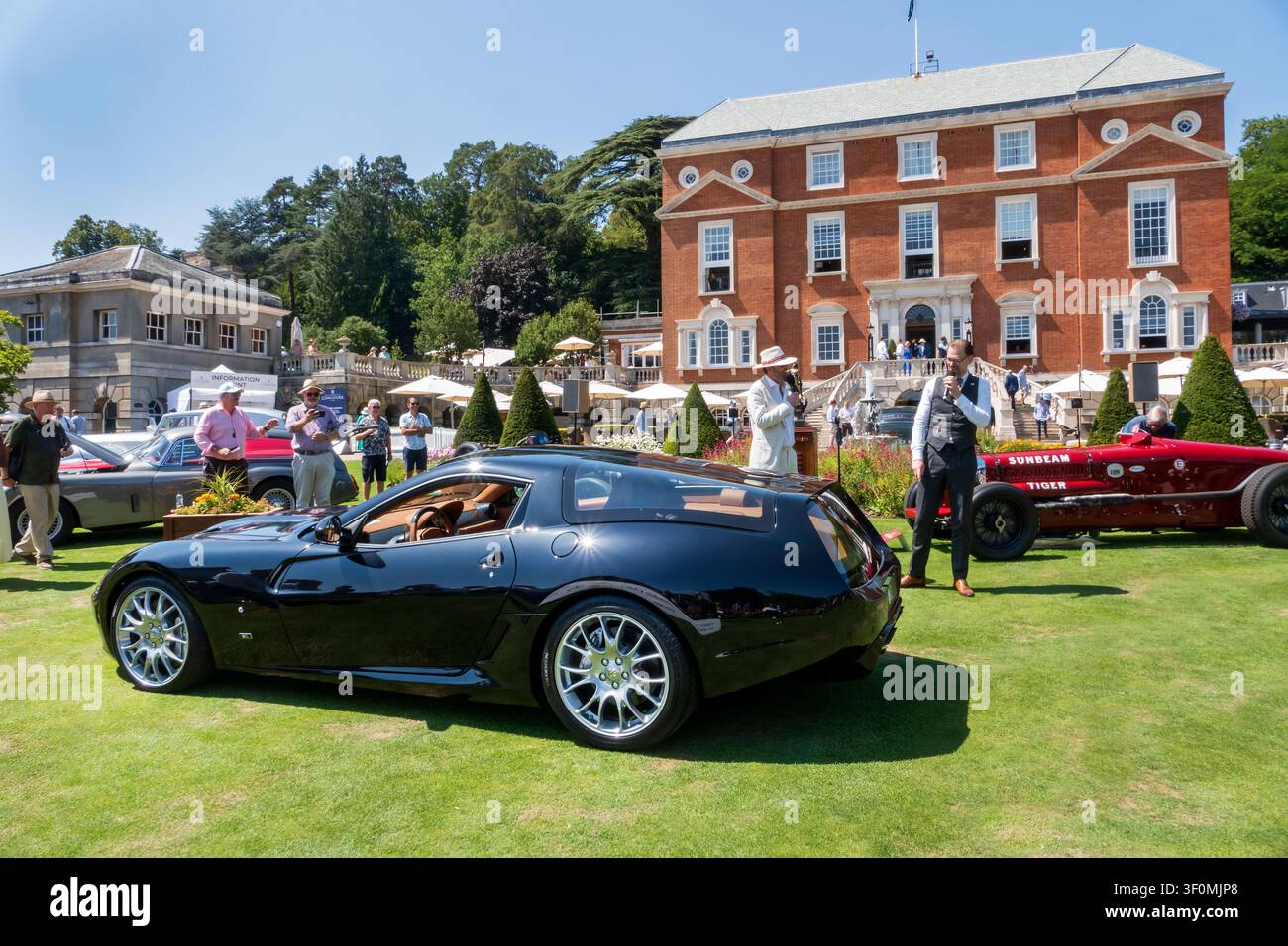 Design V12 Daytona shooting brake di Niels van Roij al Royal Automobile Club Concours 2026 a Woodcote Park, Regno Unito Foto Stock