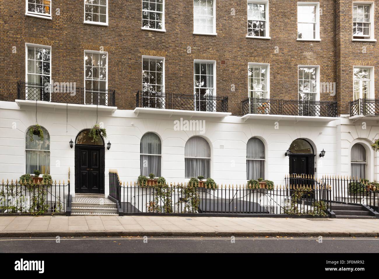 Facciata classica di una casa in mattoni di Londra Foto Stock