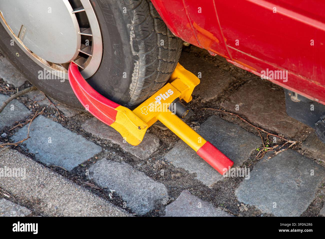 Ruota di auto bloccata nel distretto di Friedrichshain a Berlino, Germania Foto Stock