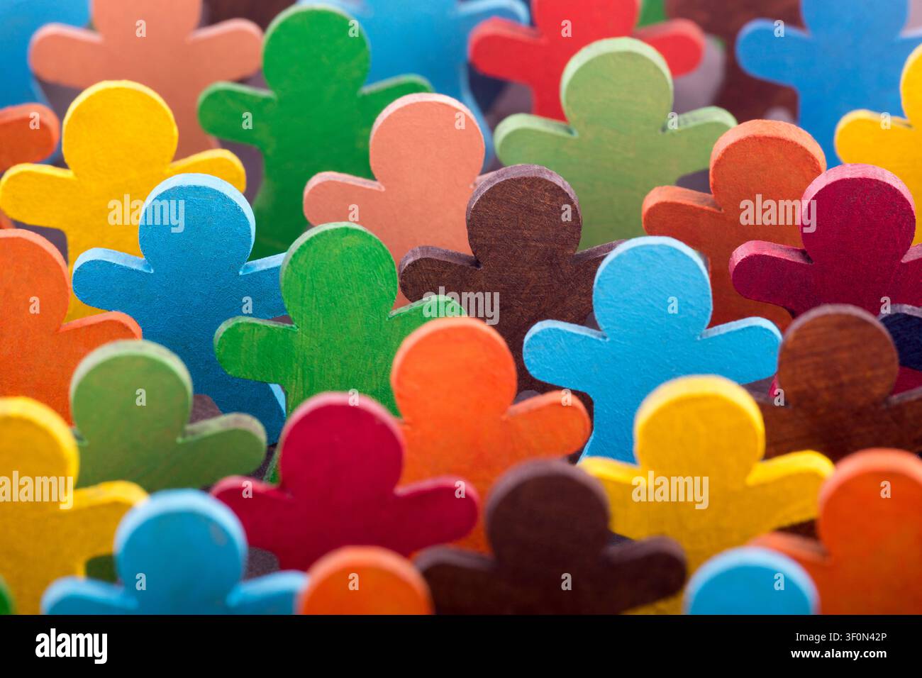 Colorato gruppo dipinto di figure di persone in legno Foto Stock