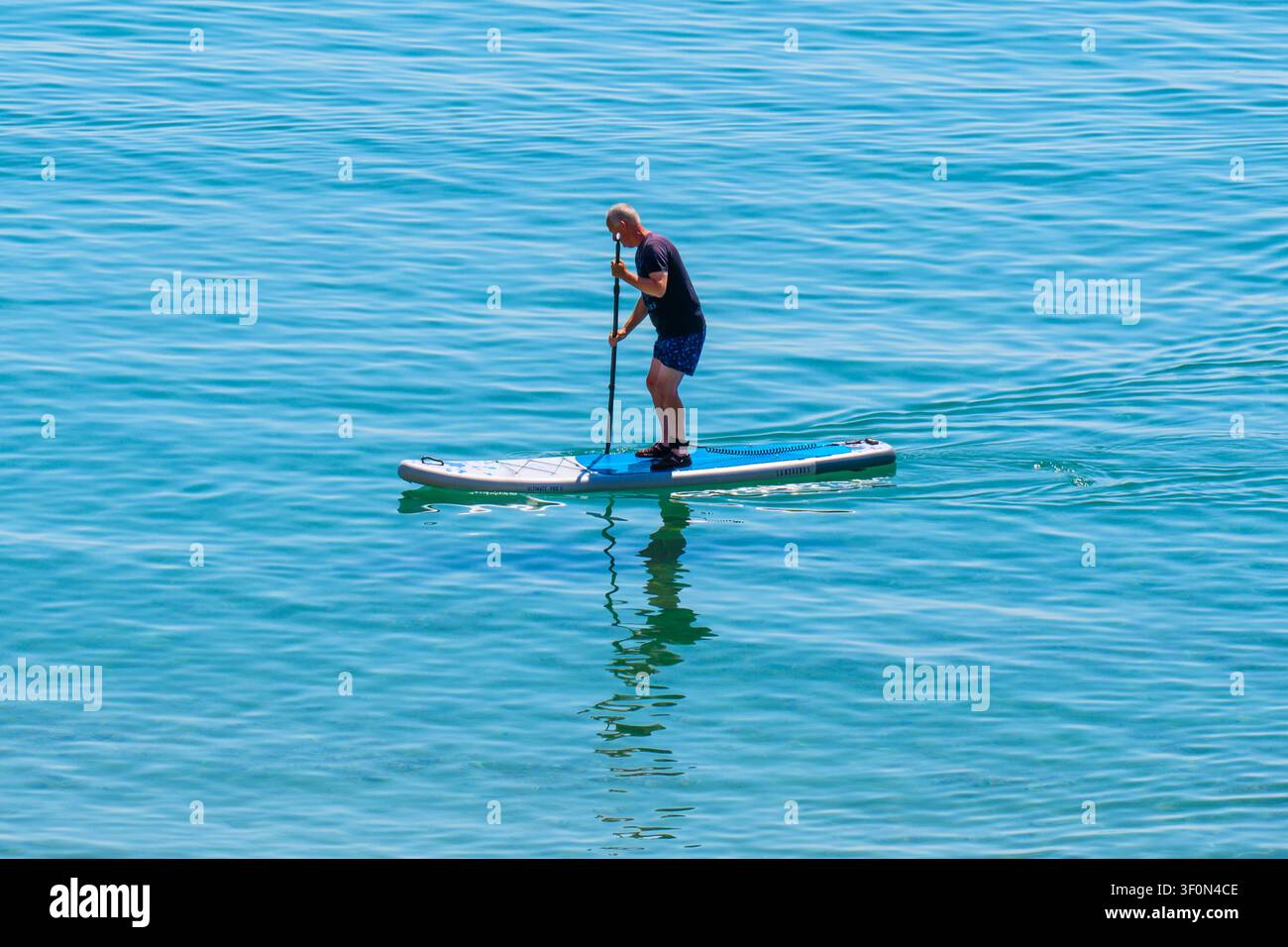 Lyme Regis, Dorset, Regno Unito. 9 luglio 2026. Meteo del Regno Unito: Le persone si divertono con il paddle boarding e la vela in un pomeriggio torrido nella località balneare di Lyme Regis.. È prevista un’ondata di caldo a luglio questa settimana mentre le temperature continuano a salire mentre ci avviciniamo al fine settimana. Credit: Celia McMahon/Alamy Live News Foto Stock