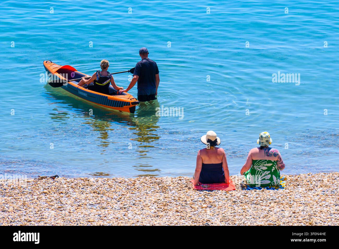 Lyme Regis, Dorset, Regno Unito. 9 luglio 2026. Meteo del Regno Unito: Le persone si divertono con il paddle boarding e la vela in un pomeriggio rovente nella località balneare di Lyme Regis.. Un’ondata di caldo è prevista per luglio questa settimana mentre le temperature continuano a salire mentre ci avviciniamo al fine settimana. Credit: Celia McMahon/Alamy Live News Foto Stock