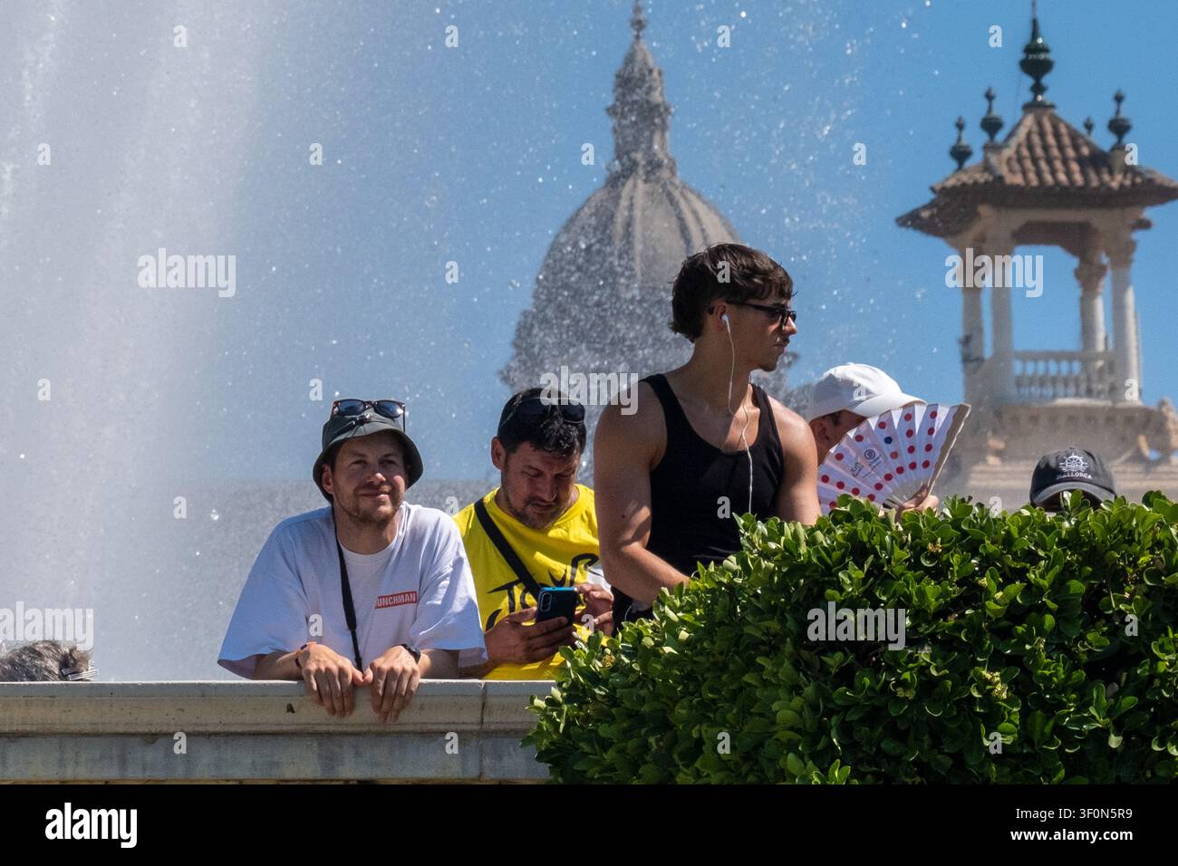 L'Europa sta vivendo un'ondata di caldo senza precedenti e grave, spinta da un forte fenomeno del "cupo di calore". Temperature insolitamente alte superano frequentemente Foto Stock