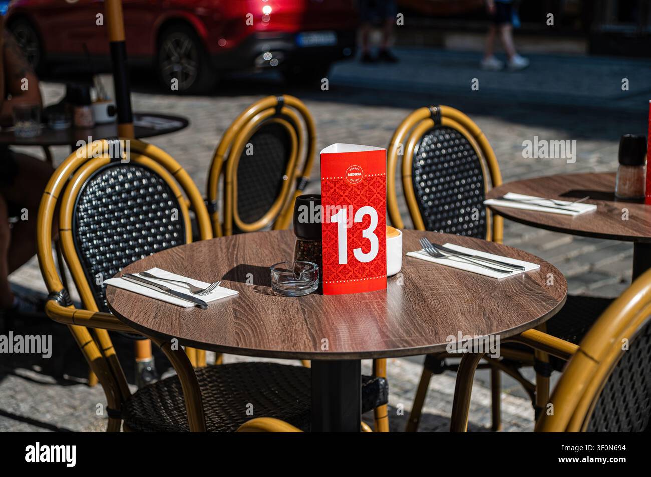 Il tavolo è pronto per gli ospiti con il numero 13 e le posate all'aperto a Praga Foto Stock