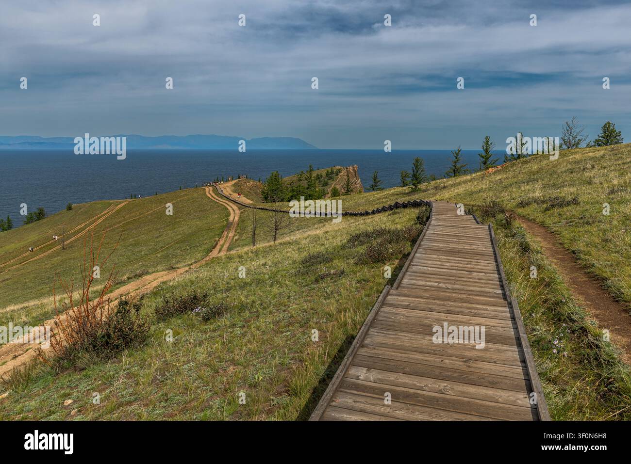 Un sentiero escursionistico su passerelle di legno si snoda attraverso una collina erbosa sull'isola di Olkhon (Ostrov Olkhon), la più grande isola del lago Bajkal. Foto Stock