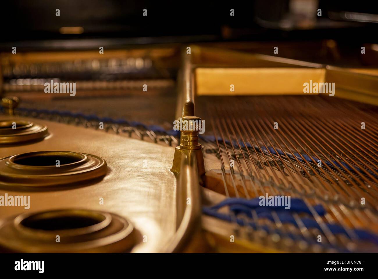 Prima abstracta di corde e meccanismo interno di un pianoforte a coda dorato. Foto Stock