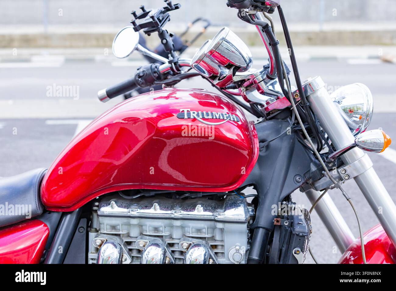 Bucarest, Romania - 10 maggio 2026: Primo piano del serbatoio del carburante rosso della moto Triumph Rocket III con logo cromato e parti del motore Foto Stock