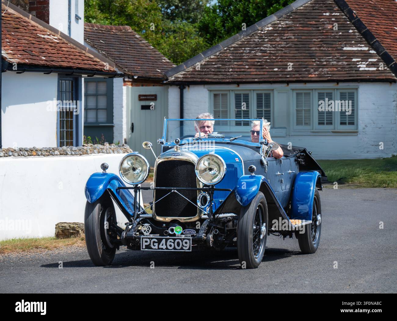 Una decappottabile blu Lagonda 2 litri a telaio basso del 1929, con il tetto abbassato, che attraversa Sidlesham, West Sussex. Foto Stock