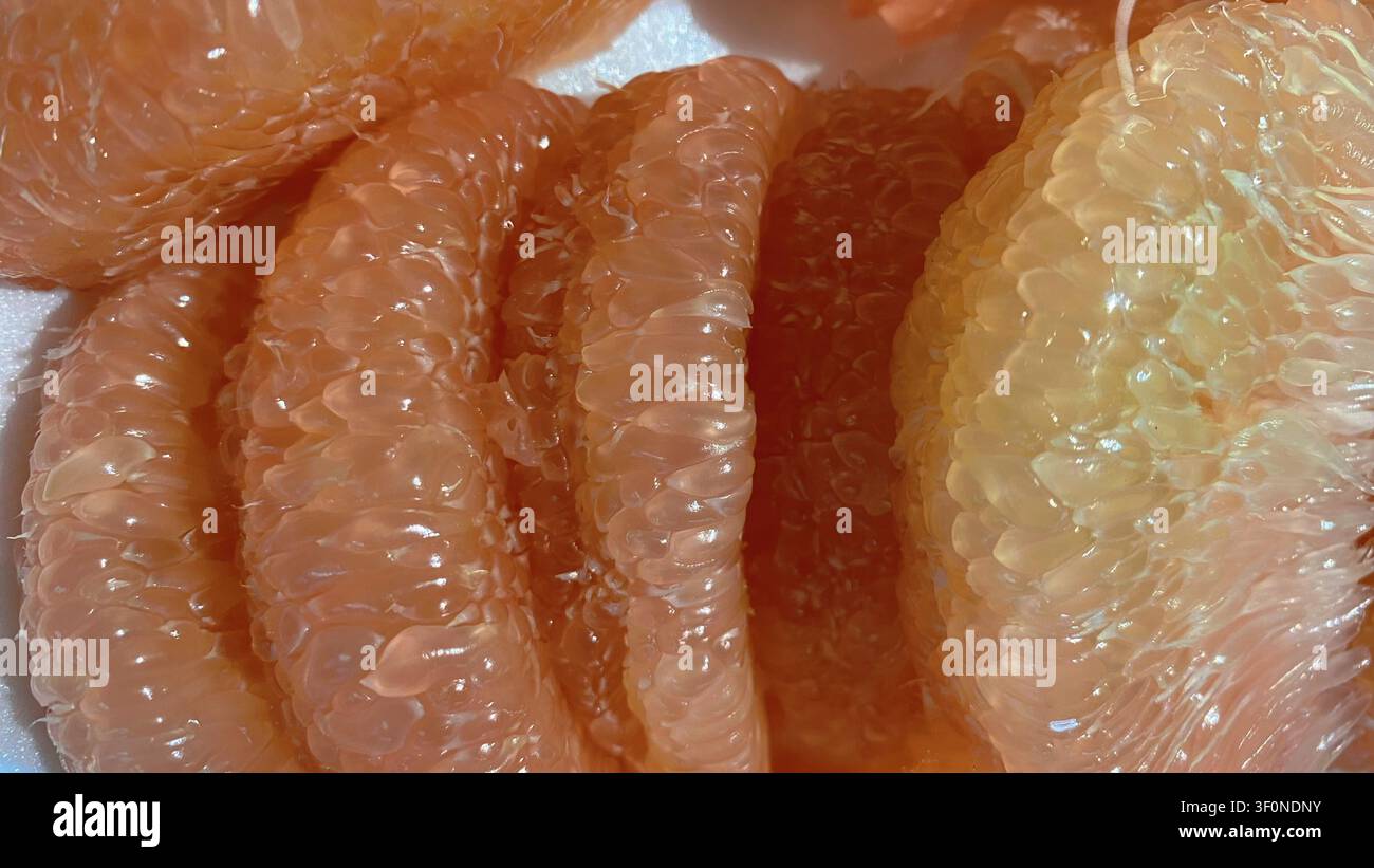 Segmenti di pomelo freschi - Immagine stock catturata con smartphone