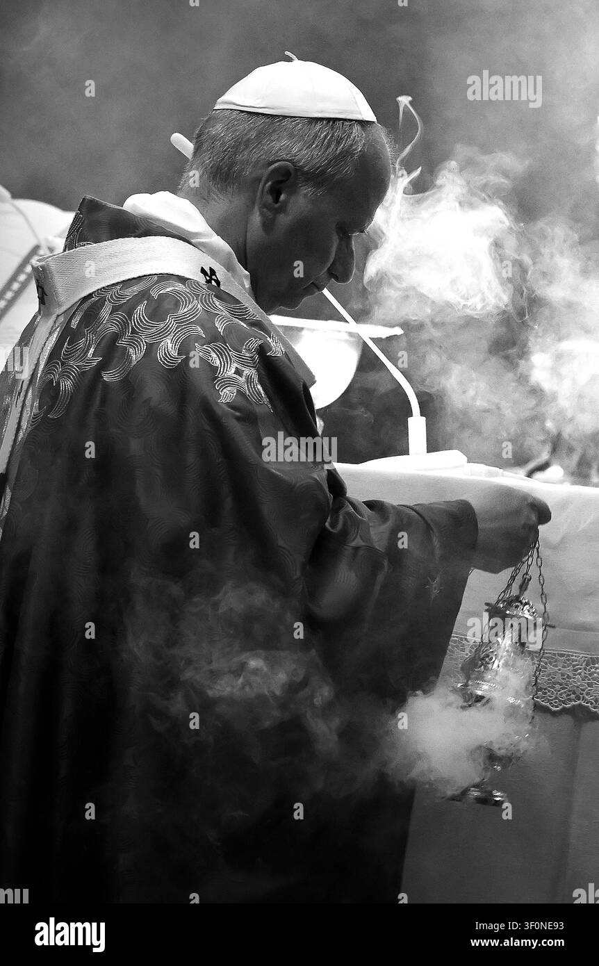 Papa Leone XIV durante la solenne messa per celebrare la festa di San Pietro e San Paolo in Vaticano, 29 giugno 2026. Foto Stock
